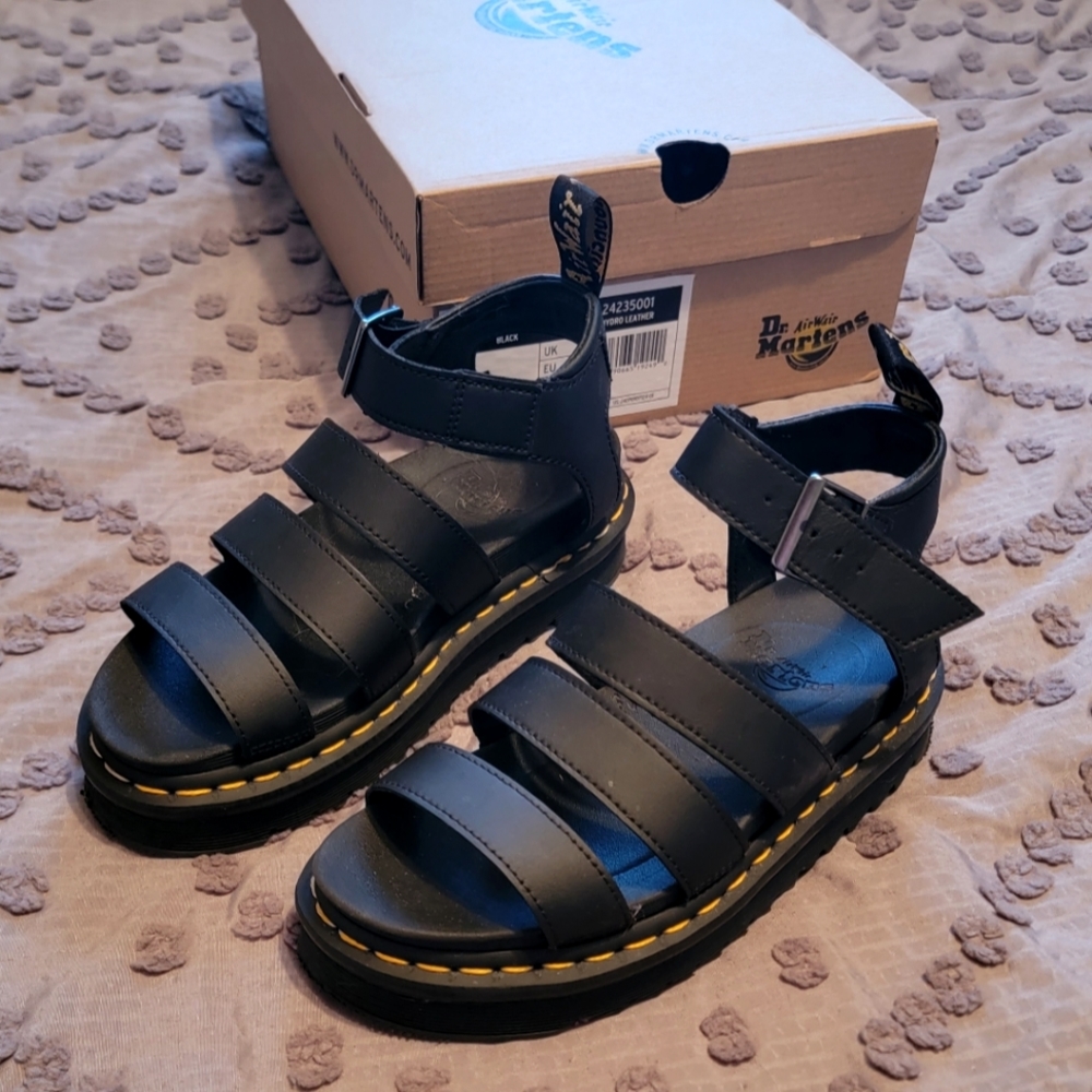 Dr. Martens Blaire Platform Sandal Black. LIKE NEW!